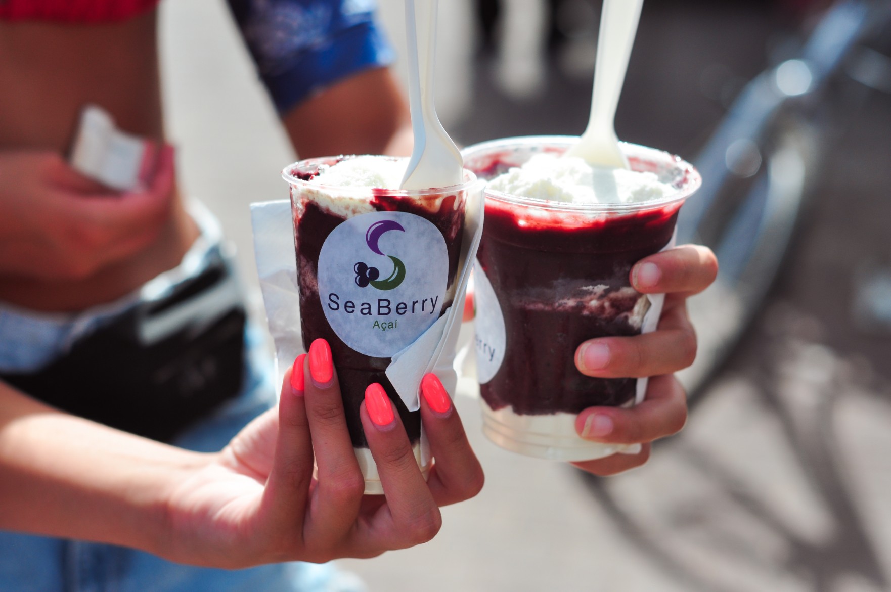 Dois bowls de açaí SeaBerry prontos na praia de Machico — madeira acai bowl