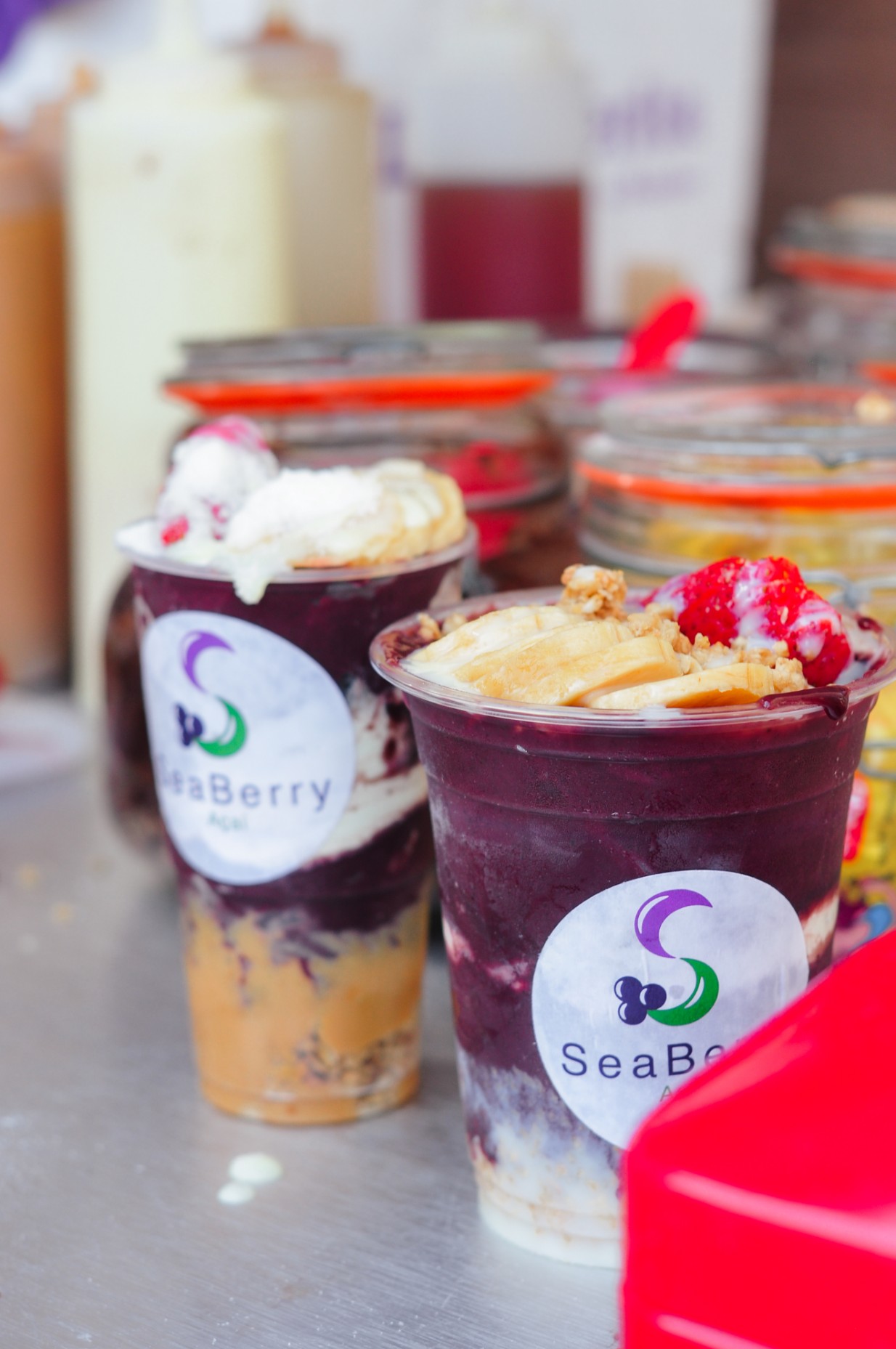 Dois bowls de açaí coloridos na mesa — acai plaza madeira