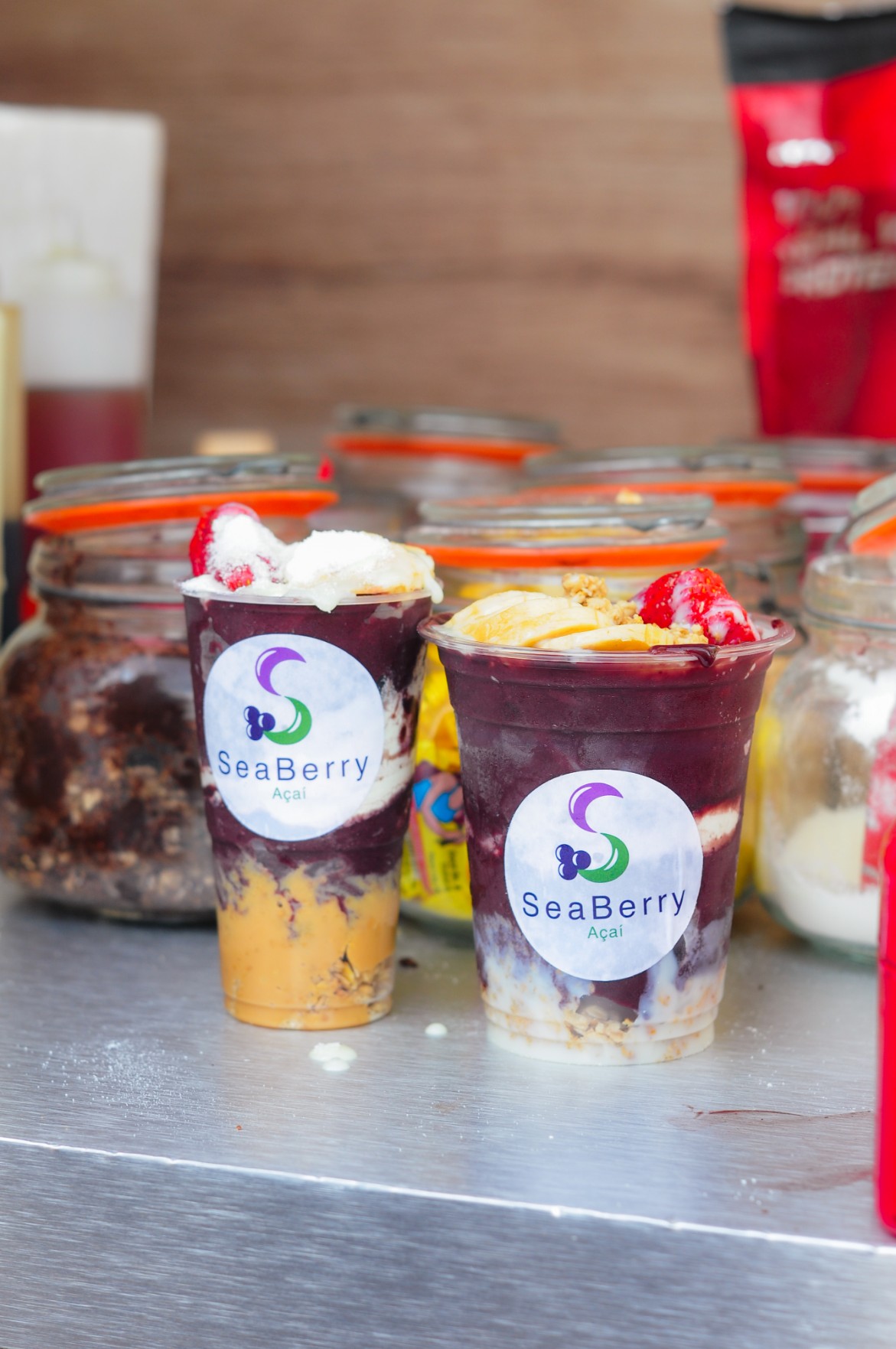 Apresentação premium de açaí SeaBerry na mesa — melhor açaí Madeira
