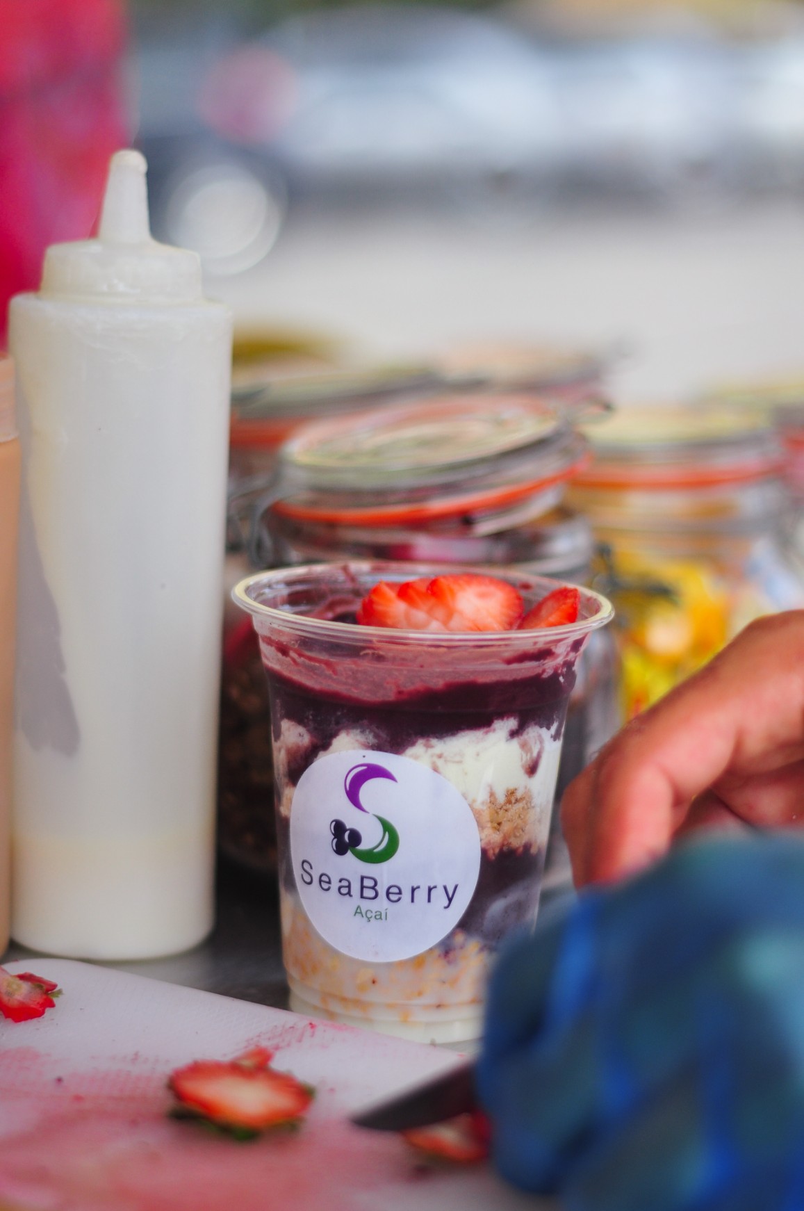 Taça de açaí SeaBerry na mesa com vista de verão — açaí funchal