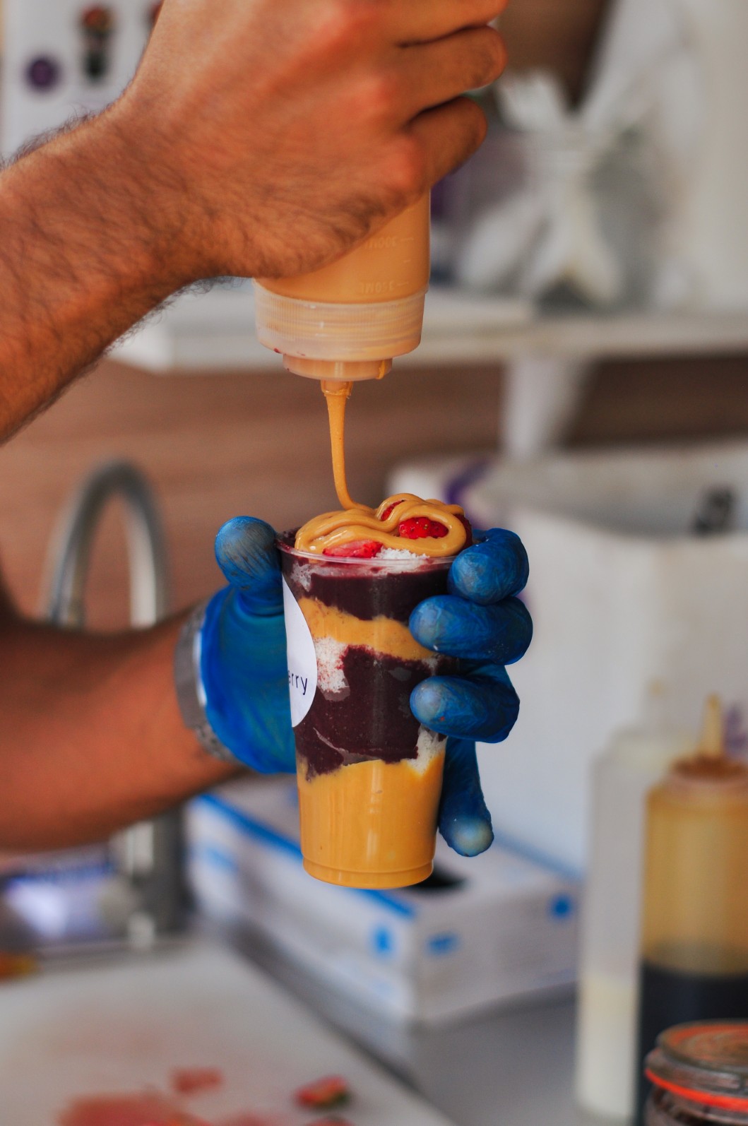 Vista superior de bowl de açaí com toppings frescos — açaí madeira shopping