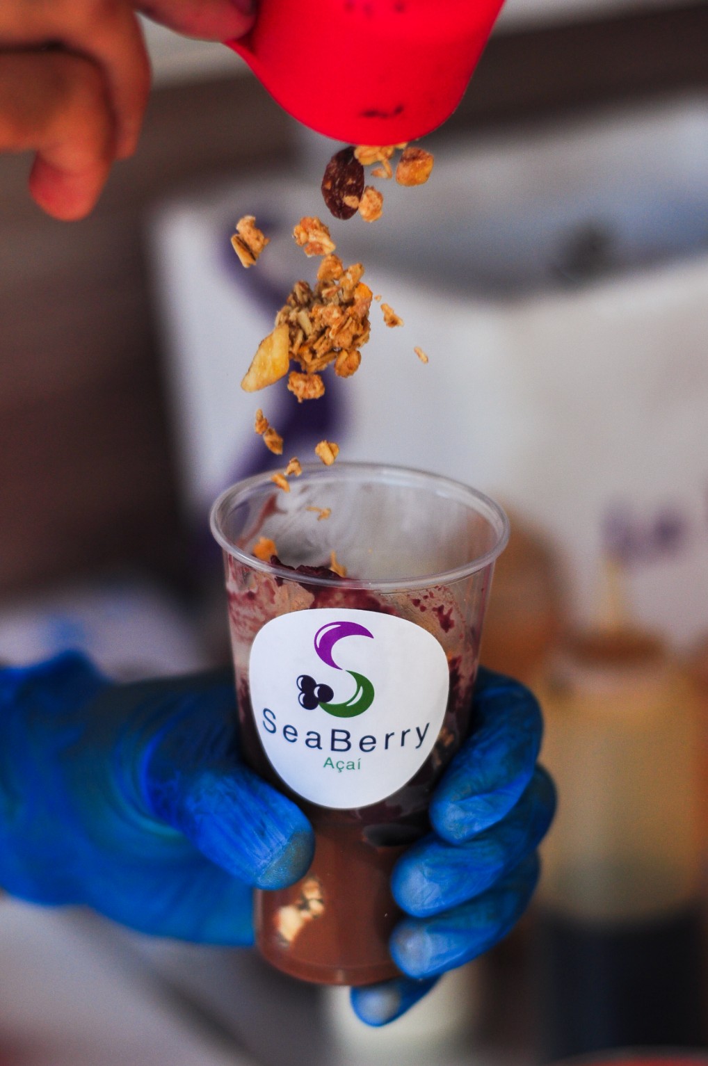 Granola a cair sobre taça de açaí SeaBerry — melhor açaí Madeira