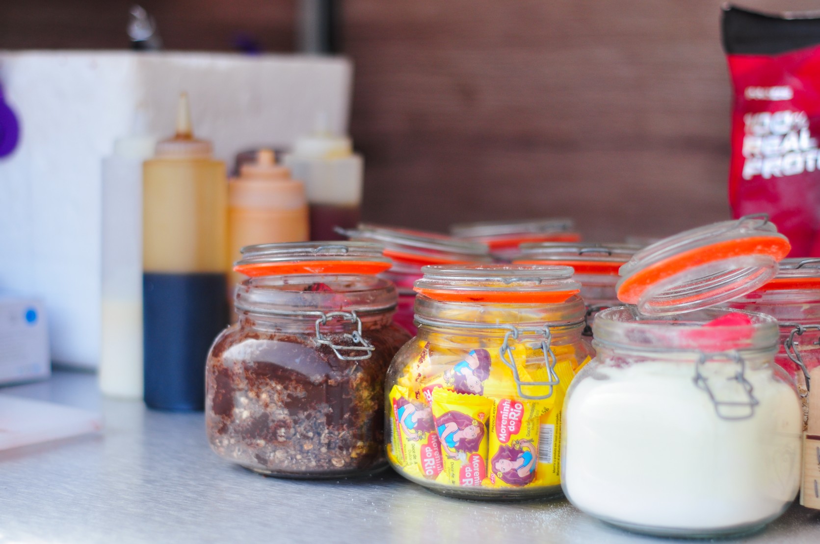 Variedade de toppings frescos para açaí SeaBerry — açaí madeira funchal
