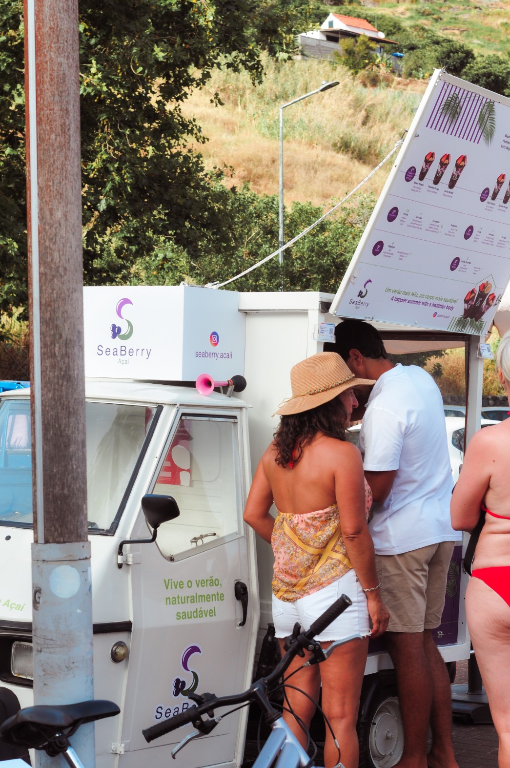 Colaborador servindo açaí na banca da praia de Machico — açaí Machico praia