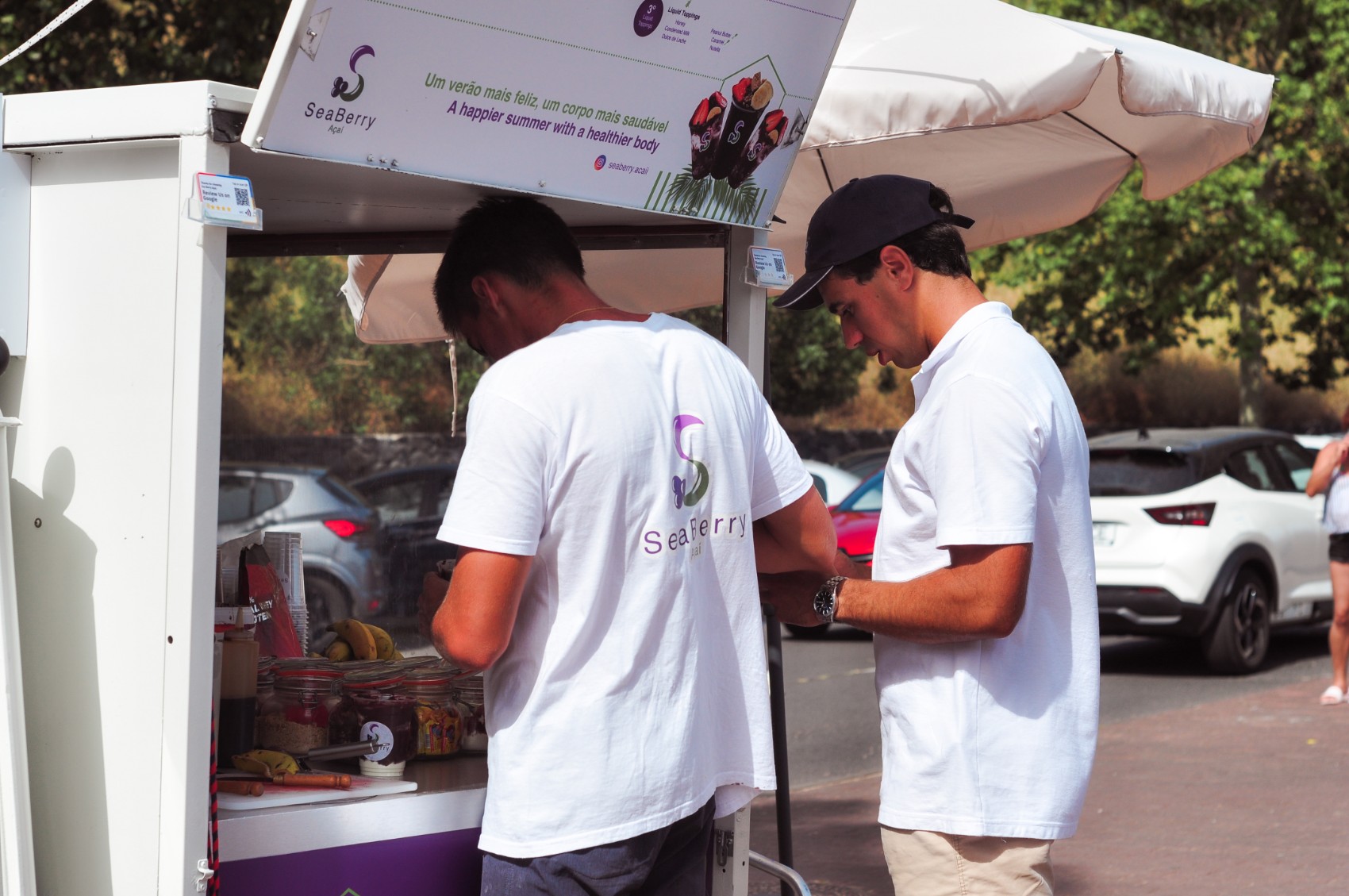 Equipa SeaBerry servindo açaí com energia em Machico — açaí machico