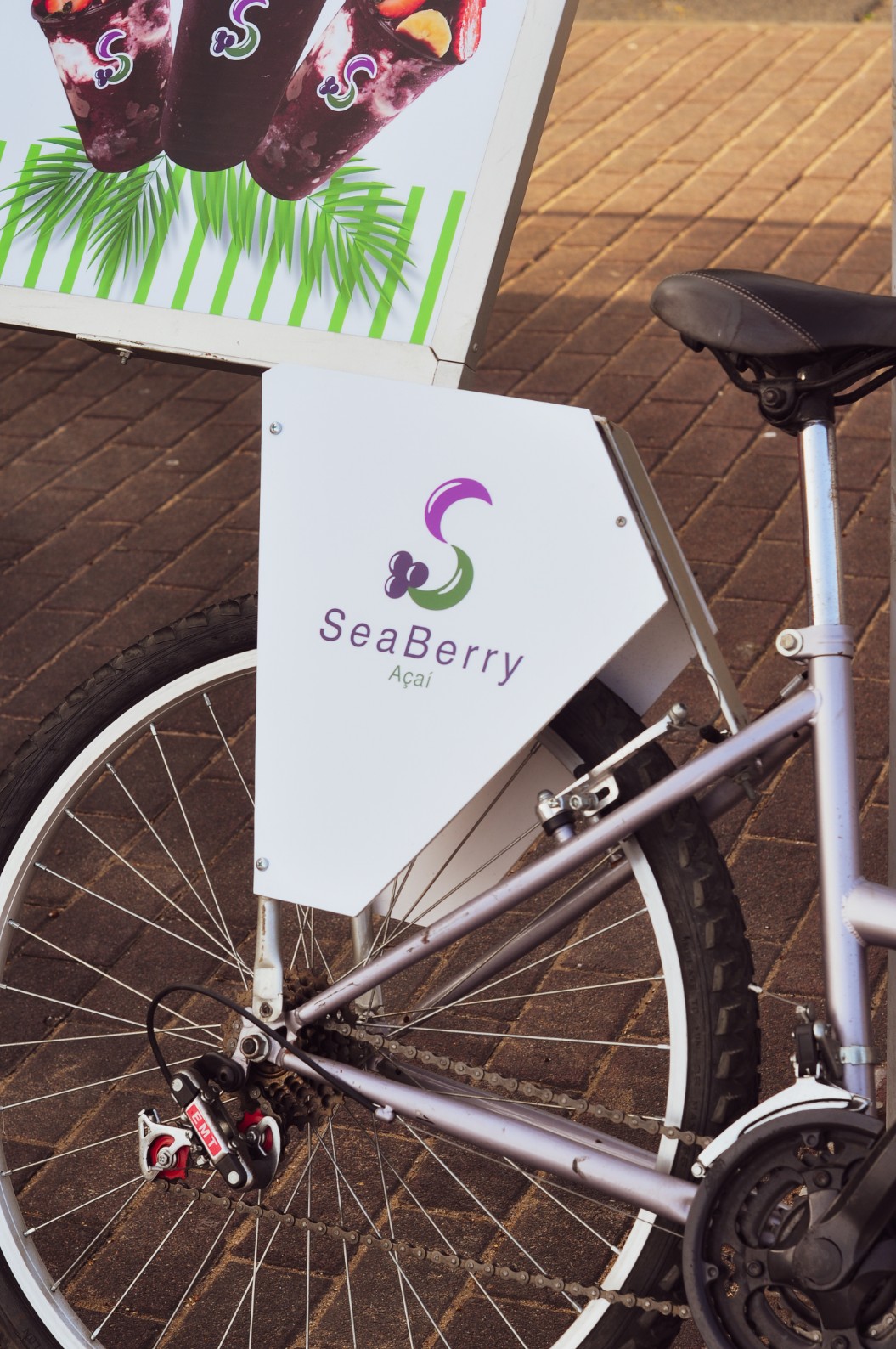 Bicicleta da marca SeaBerry Açaí no verão de Machico — açaí madeira funchal
