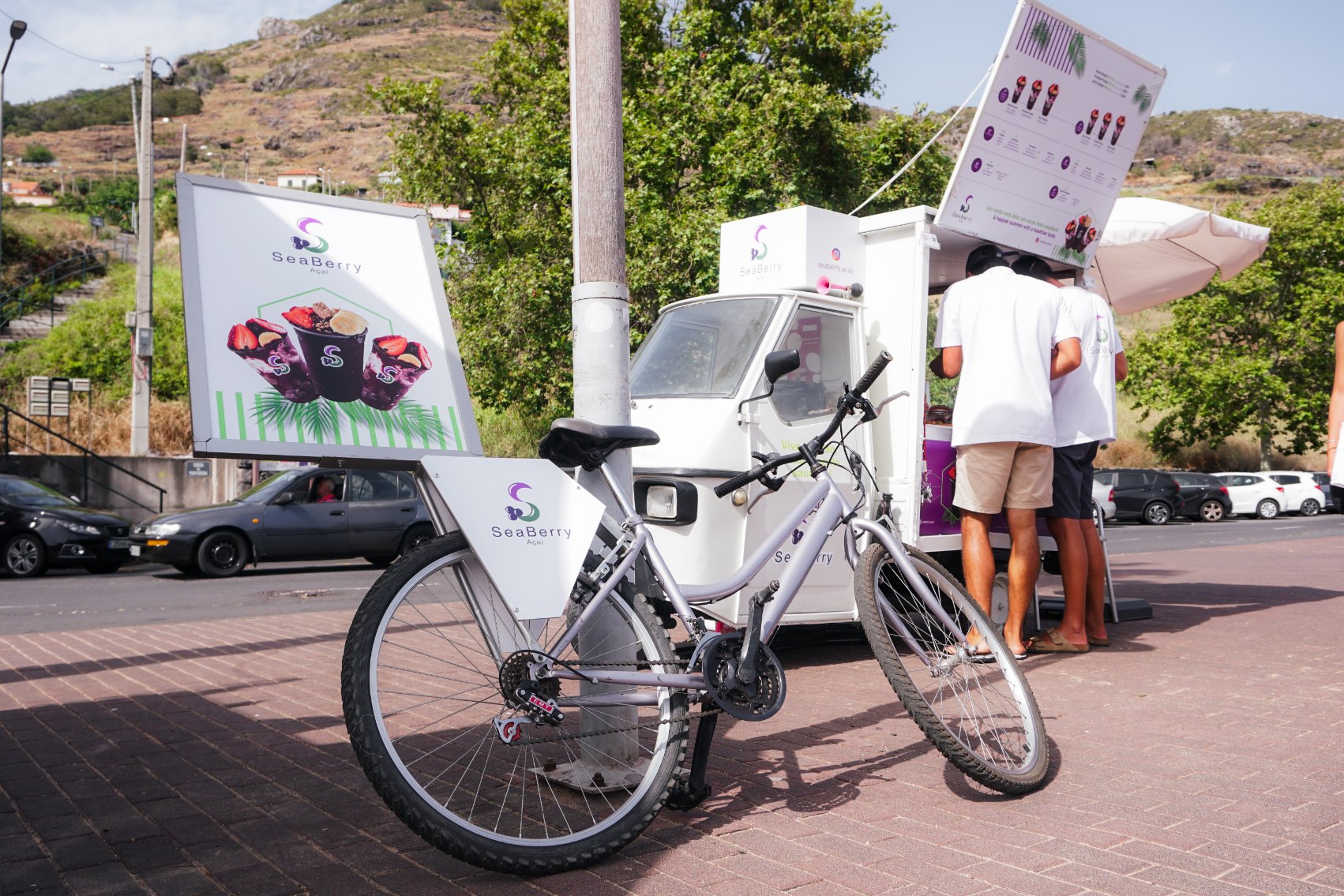 Bicicleta da marca SeaBerry no verão de Machico — açaí madeira