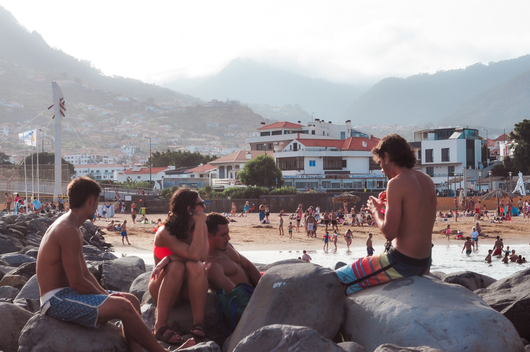 Amigos saboreando açaí fresco com vista para o oceano em Machico — acai natura madeira
