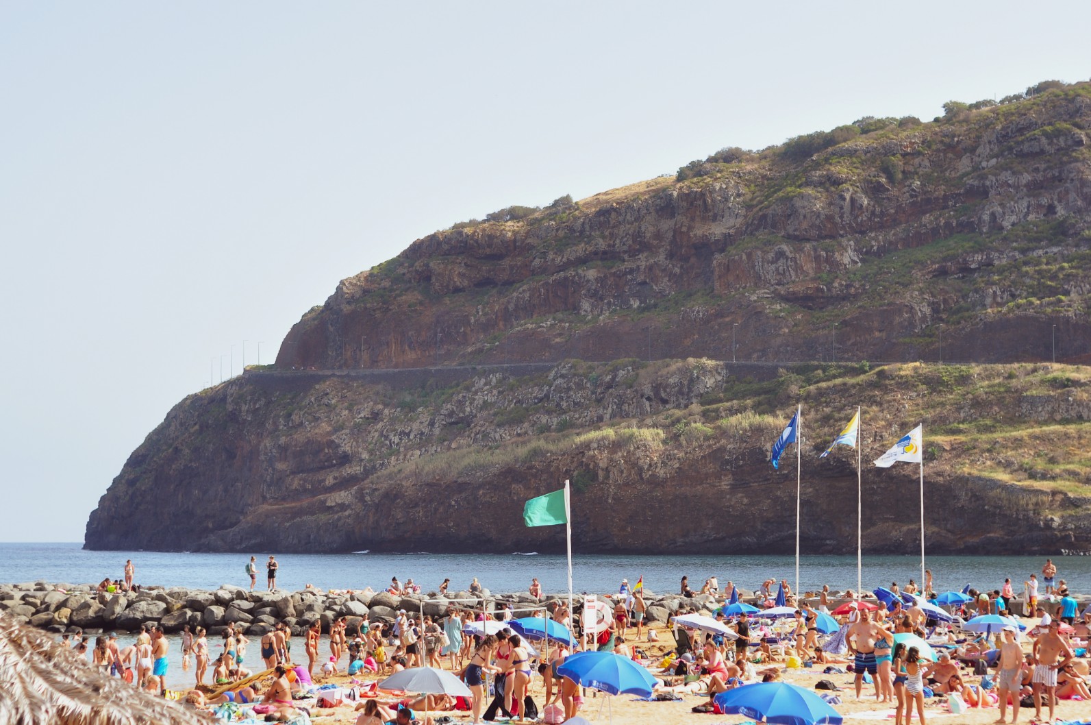 Praia de Machico com ondas e areia — cenário ideal para açaí SeaBerry