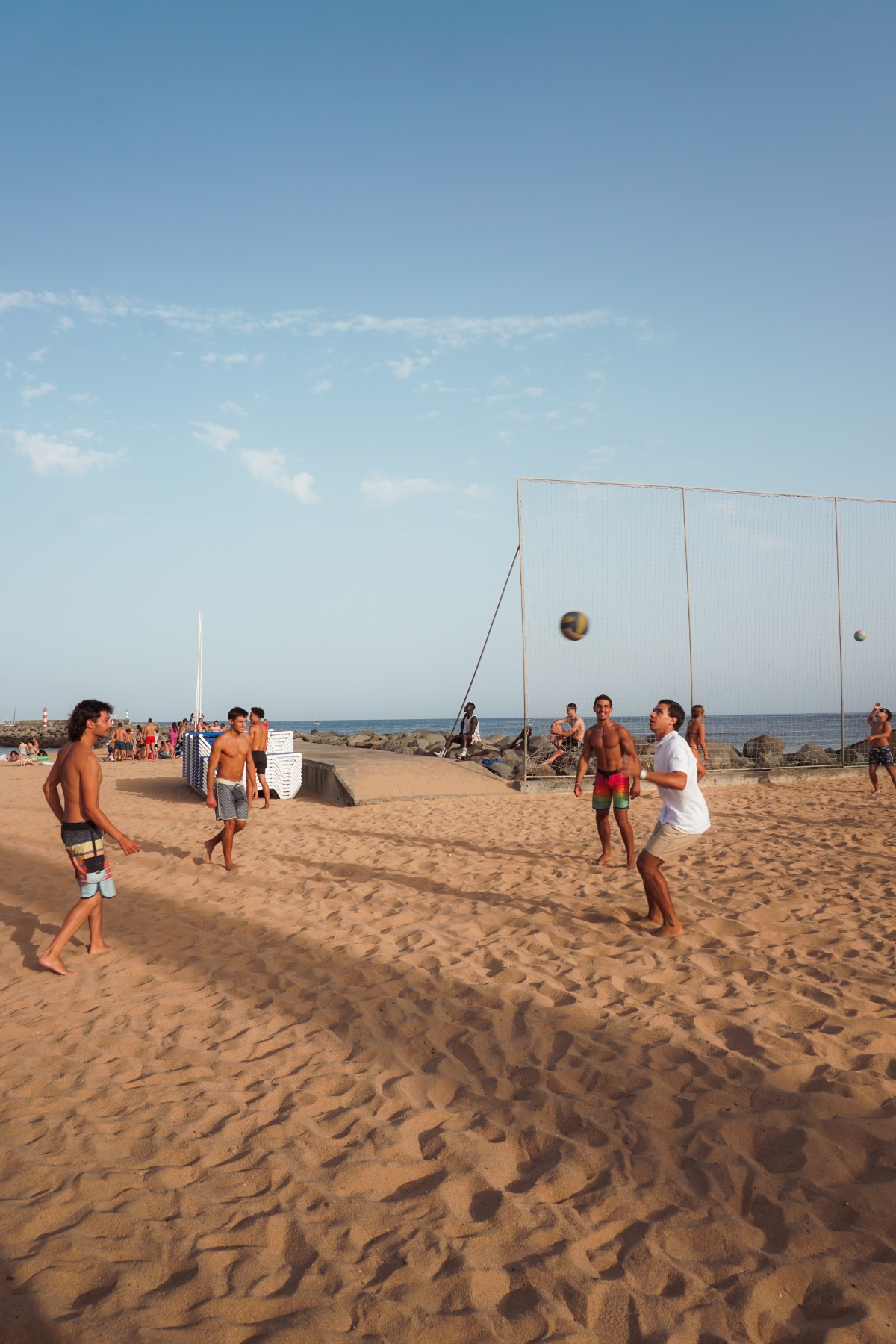 Voleibol na areia fina da praia de Machico — estilo de vida saudável SeaBerry