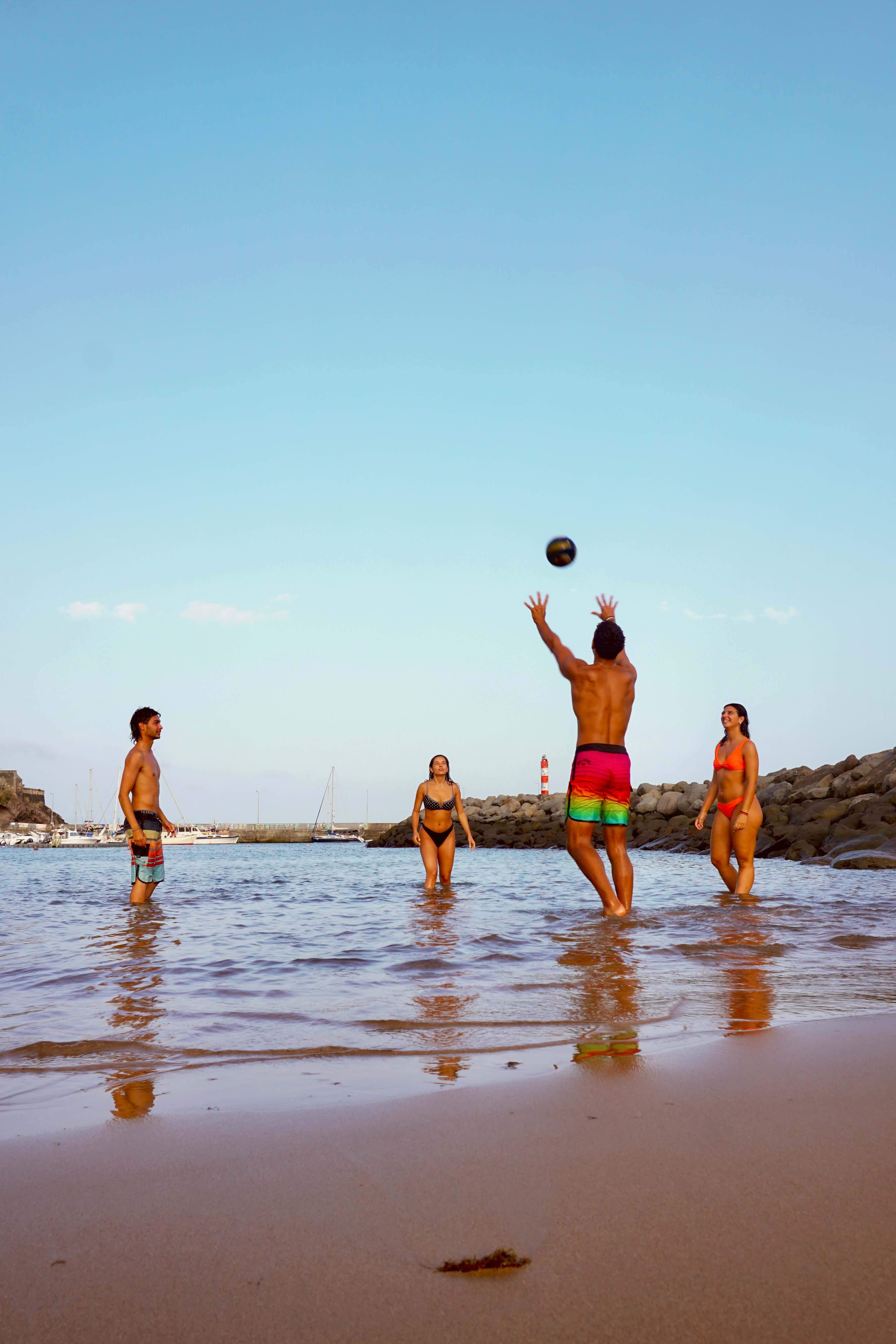 Bowl de açaí fresco com vista para a Praia de Machico, Madeira